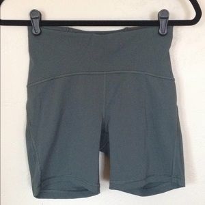 Lululemon train times short 6 green Euc